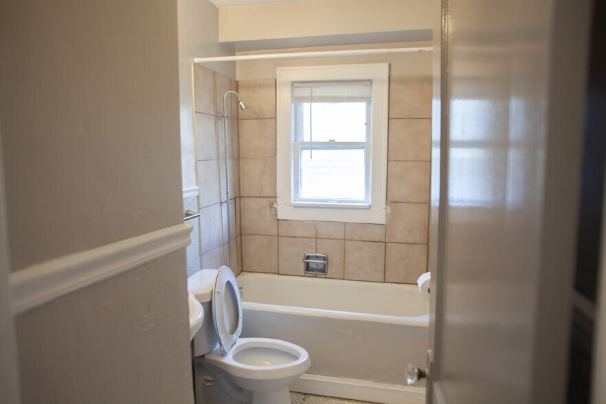 Bathroom - 1461 E 66th Ter