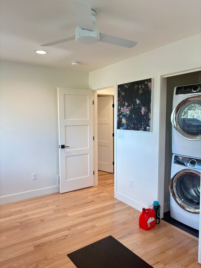 Building Photo - Stunning 4 bed 3.5 Bath Home in Wonderland Hills Walking Distance to Wonderland Lake. Rent Furnis...