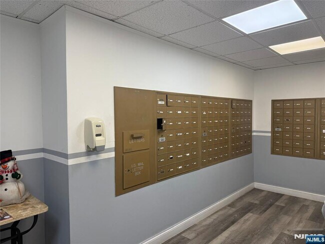 Building Photo - 39 E 39th St