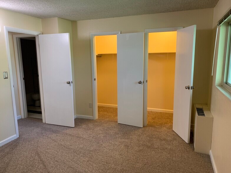 Building Photo - 3161 Madison Ave R315