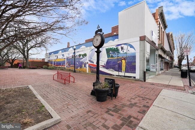 Building Photo - 817 Locust St