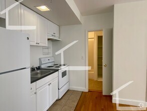 Building Photo - Stunning Kenmore Squ 1 Bed! Hot Water Incl...