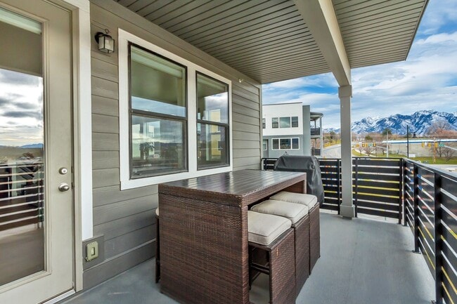 Building Photo - Spacious 3 Bed 2 Bath Condo in Sandy!