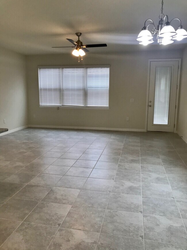 Building Photo - Energy Efficient 3/3 Townhome w/ 2 Car Gar...