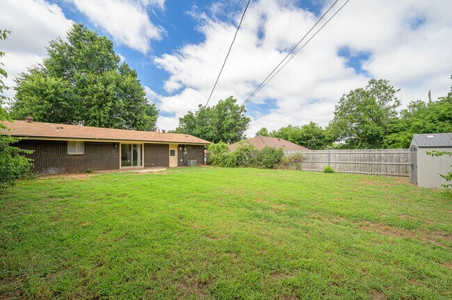 Building Photo - 1021 W Woodcrest Dr