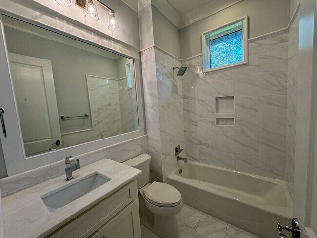 Building Photo - Grand Point East - 4 Bedroom, 3 Bathroom w...