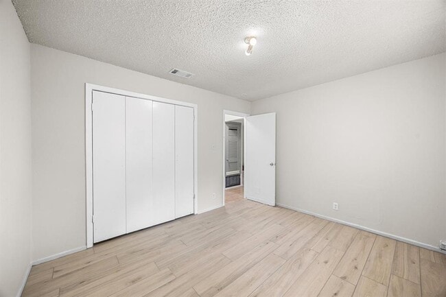 Building Photo - 903 N Meadows Dr