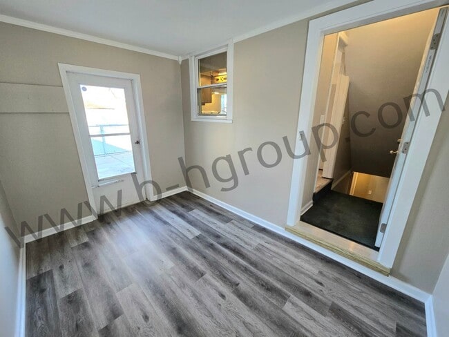 Building Photo - Great Location!