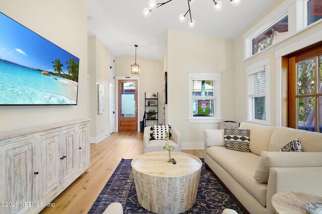 Building Photo - 290 St George St