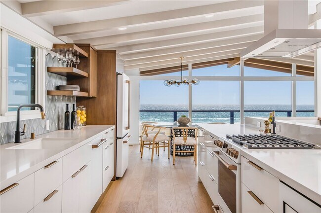 Building Photo - 816 The Strand