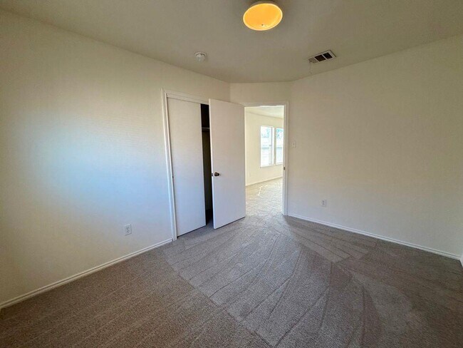 Building Photo - 2013 Rim Rock Dr