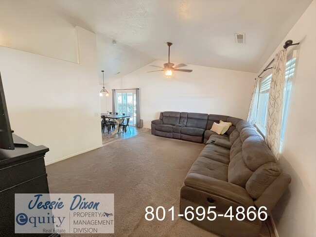 Building Photo - 1043 Sharp Mountain Dr