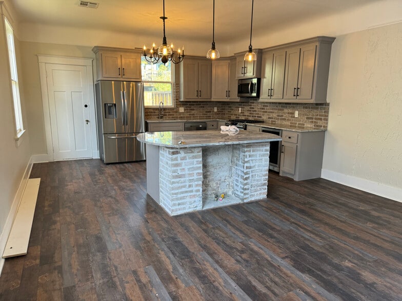 Building Photo - 1122 Dante St