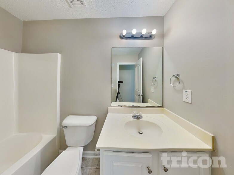 Building Photo - 3715 Longview Dr