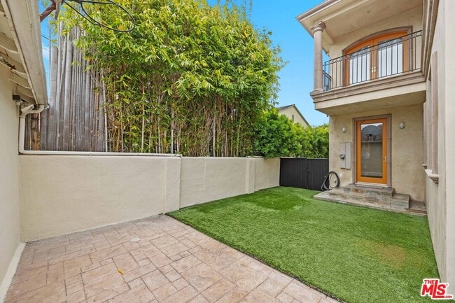 Building Photo - 9033 Cresta Dr