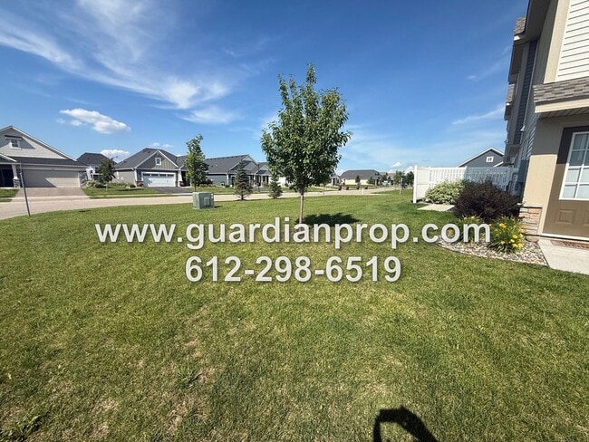 Building Photo - End Unit Townhouse Available Now, Open Floor Plan, Loft Area, Large Primary Suite, Side Patio, Pool