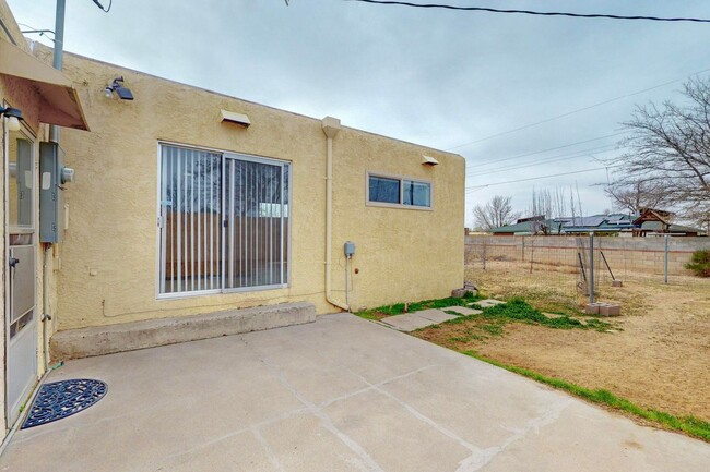 Building Photo - Gated Newer Pueblo 3/BD 1.75/BA 1/CG 2/CP ...