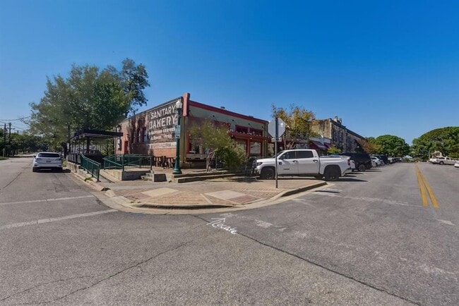 Building Photo - 601 E 8th St