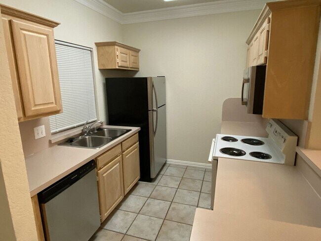 Building Photo - Quiet 2 bedroom townhome close to Downtown Denton Square