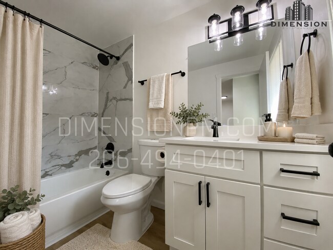 Building Photo - Newly Refreshed 2 Bed Duplex