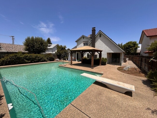 Building Photo - Beautiful home for rent in Visalia!