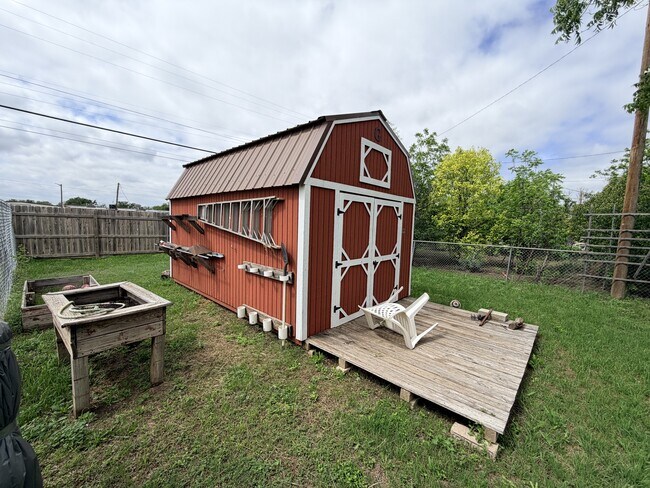 Building Photo - 421 N Archer St