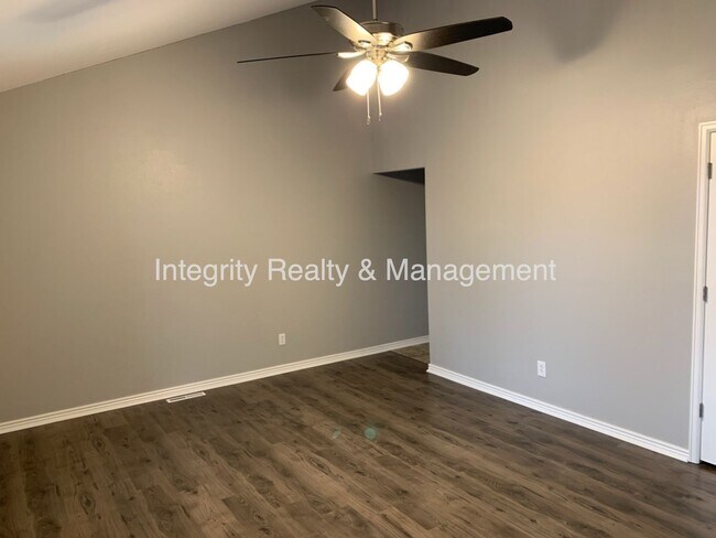 Building Photo - 7565 S Cove Cir