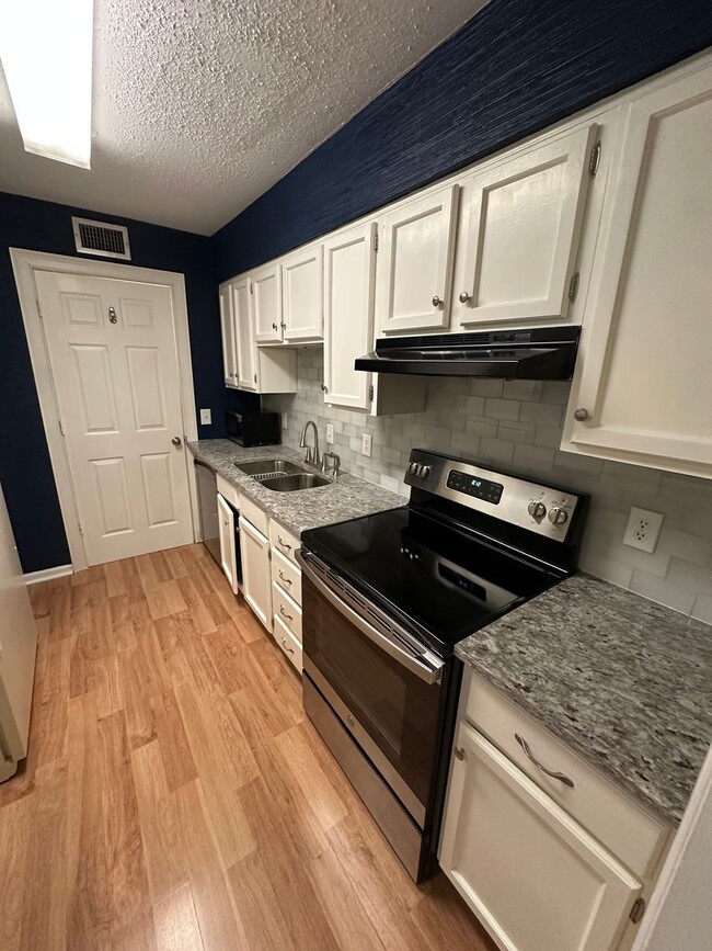 Building Photo - Cute 2 Bed 2 Bath Condo Near MTSU