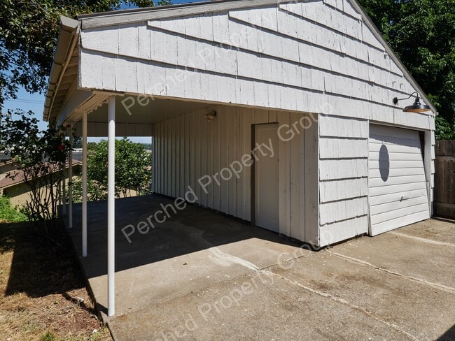 Building Photo - 1135 NE Holland St