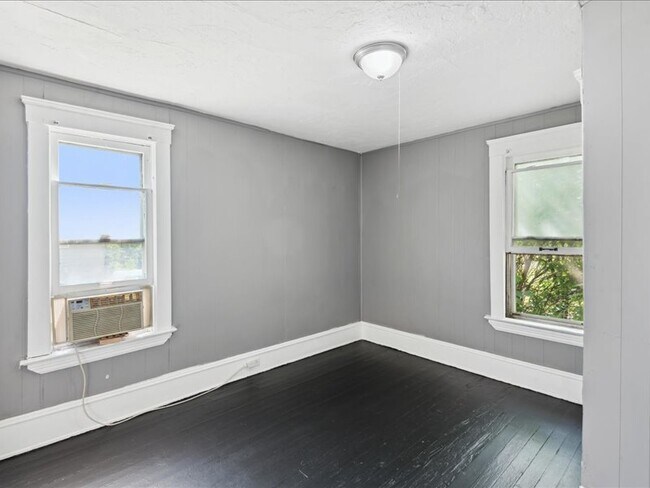 Building Photo - 10622 Hathaway Ave