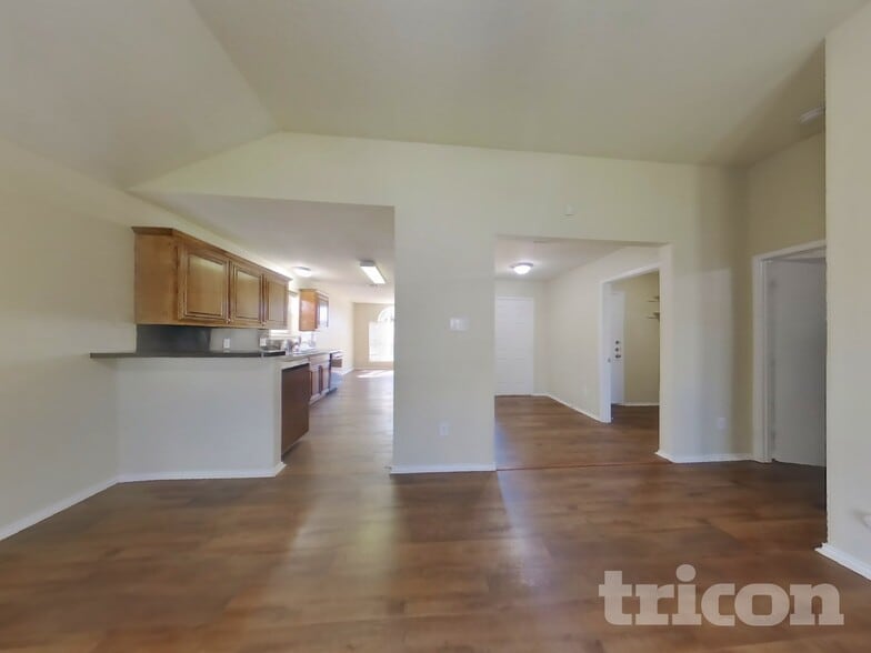 Building Photo - 621 Babbling Brook Dr