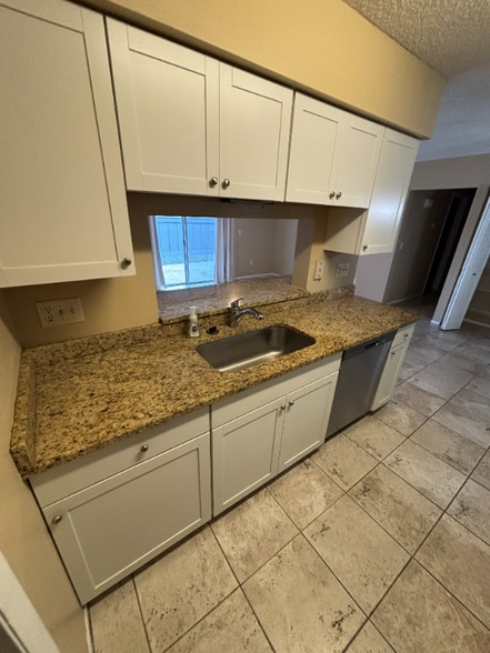 Building Photo - 3999 NW Cinnamon Tree Cir