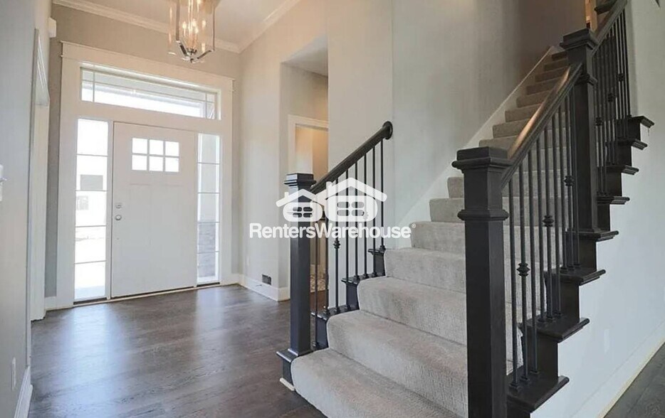 Building Photo - 548 SE Colonial Dr