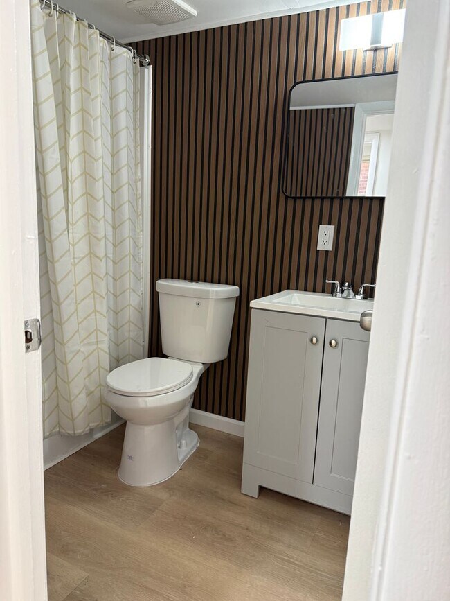 Building Photo - Spacious 1-Bedroom Apartment near the Lake!