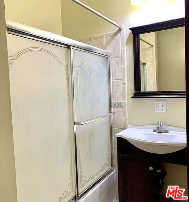 Building Photo - 1433 N Las Palmas Ave