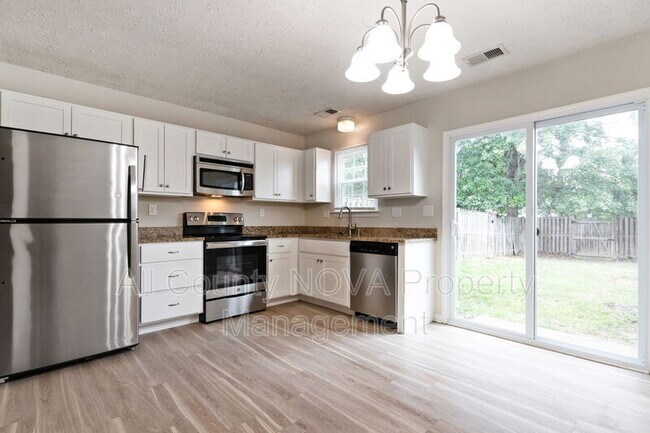 Building Photo - 17 Heather Ln