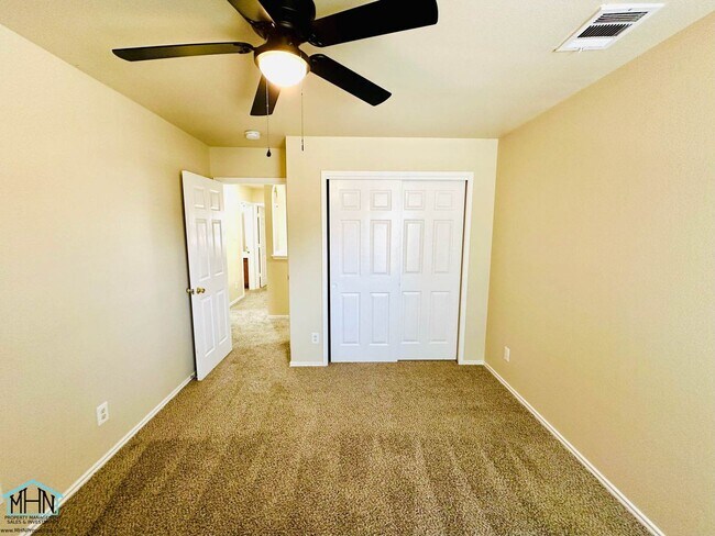 Building Photo - Big & Beautiful 5 bed/3.5 bath 2 Story hom...