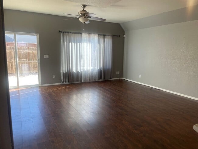 Building Photo - Charming 2BD/2.5BA Townhome with Attached ...