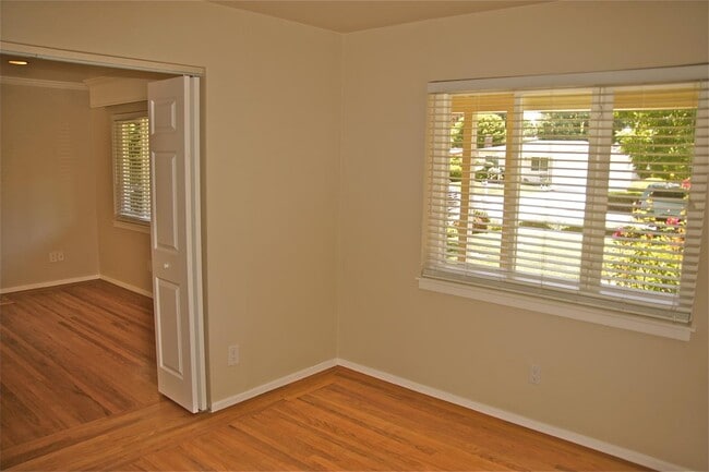 Building Photo - 2323 Peachtree Ln