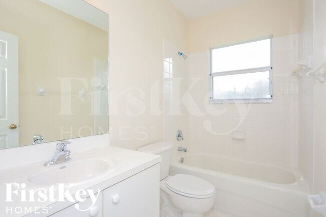 Building Photo - 2412 NE 41st Pl