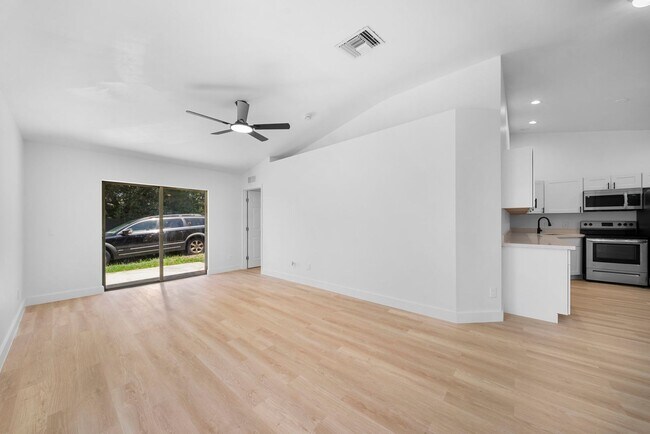 Building Photo - Beautifully updated duplex two bedrooms+ DEN, two bath in Cape Coral