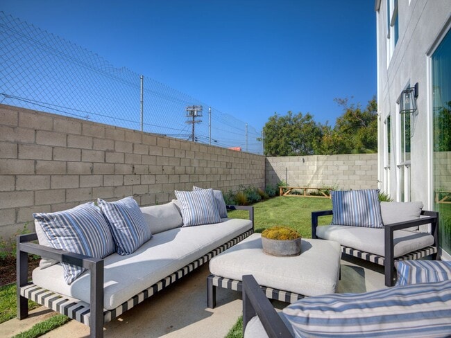 Building Photo - 6018-6018 Comey Ave