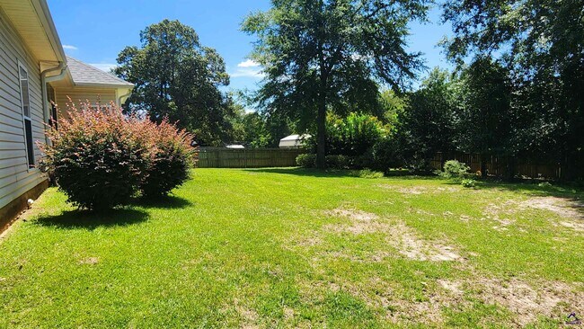 Building Photo - 502 Woods Edge Way