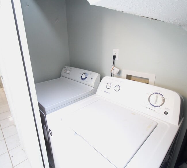 Building Photo - Waterfront Living Nearby – 2/2 Townhouse w...