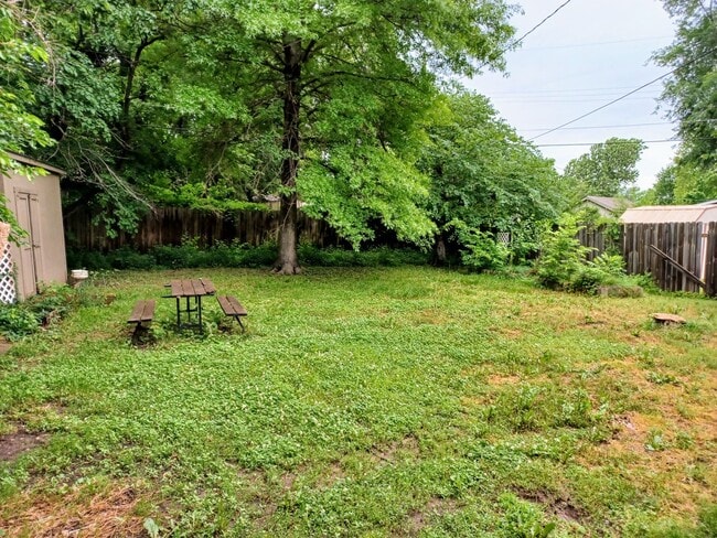 Building Photo - Spacious 4 bedroom, 1 1/2 bath home in Par...