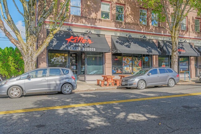 Building Photo - 626 NE Russell St