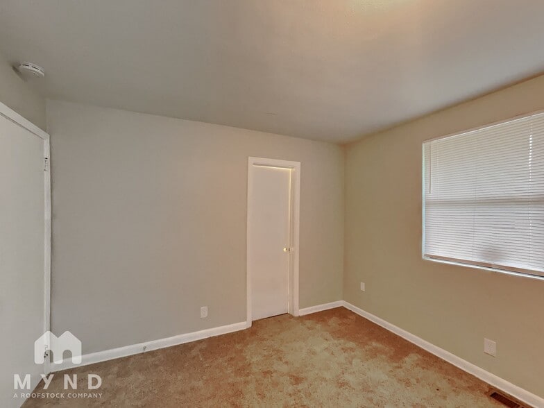 Building Photo - 6627 Almond Ave