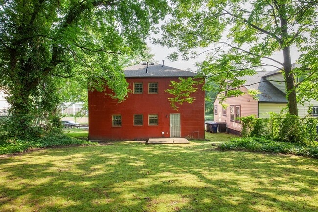 Building Photo - Spacious 3bd/2ba On Quiet Street Minutes F...