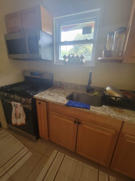 Building Photo - 933 Bleigh Ave