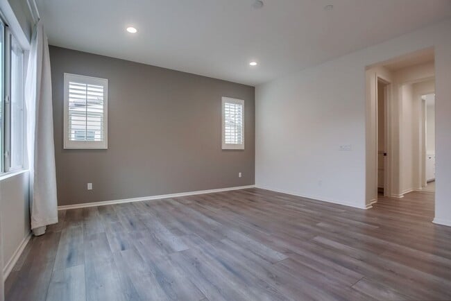 Building Photo - 5 Bedroom Home in Rancho Tesoro!